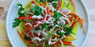 aziatska-salata-tahini-sos Пъстра азиатска салата с таханов дресинг