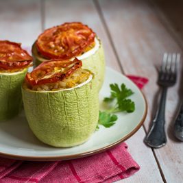 Пълнени тиквички с кафяв ориз и зеленчуци