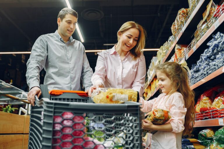 pexels-gustavo-fring-3985062 family with kid shopping food